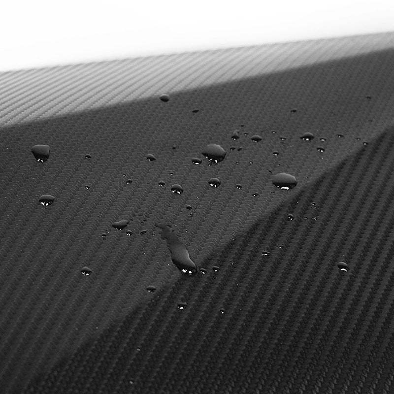 Wasserdichter Motorrad Rucksack – Carbonfaser Material mit Regentropfen