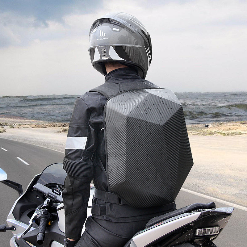 Motorrad Rucksack Hartschale wasserdicht auf Motorradfahrer – Carbon Rucksack beim Fahren