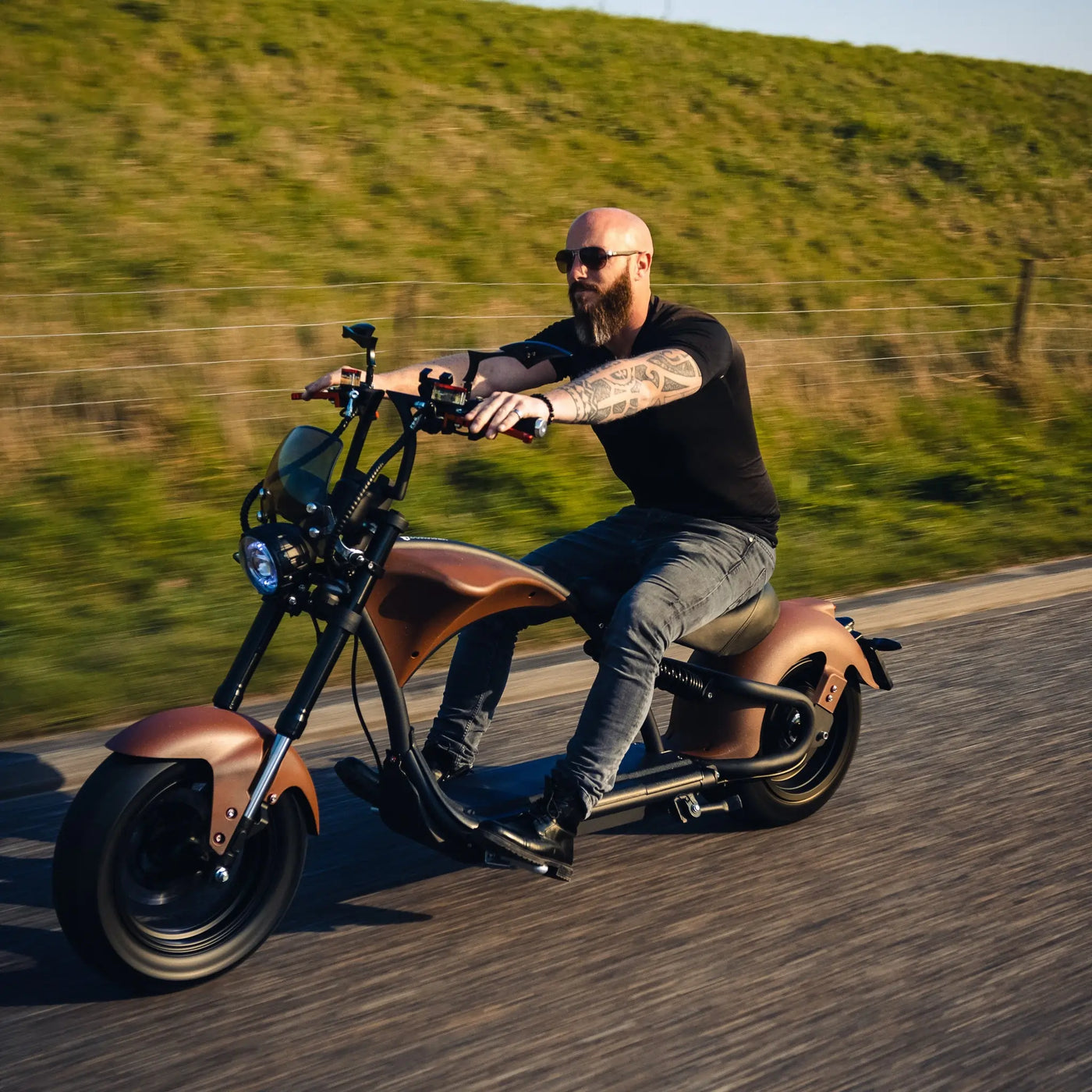 E-Chopper Aero Pro 45 km/h Fahrer auf der Straße