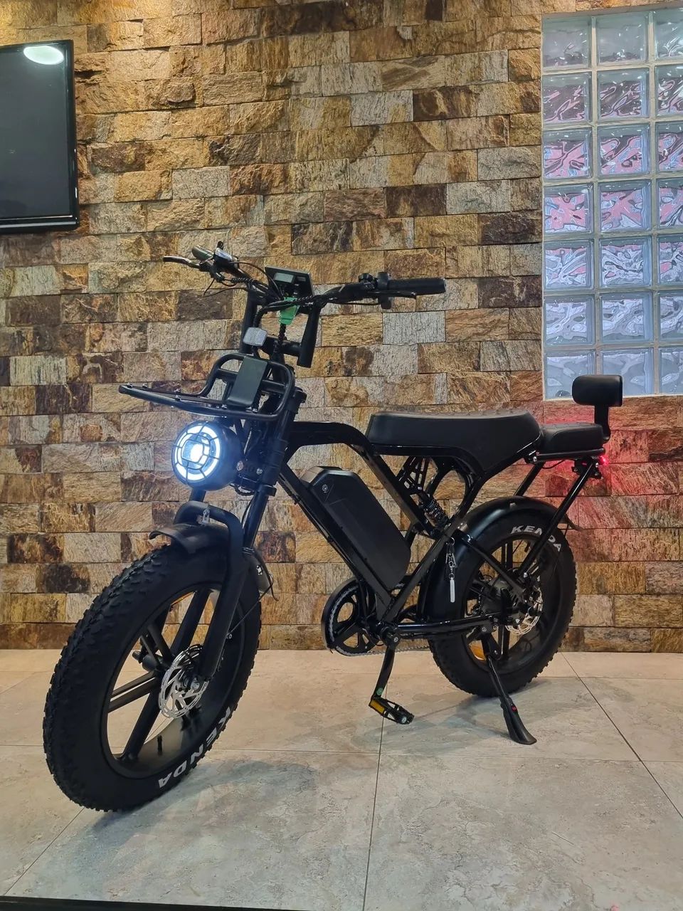 E-Chopper Aero Pro in dunkler Studioaufnahme